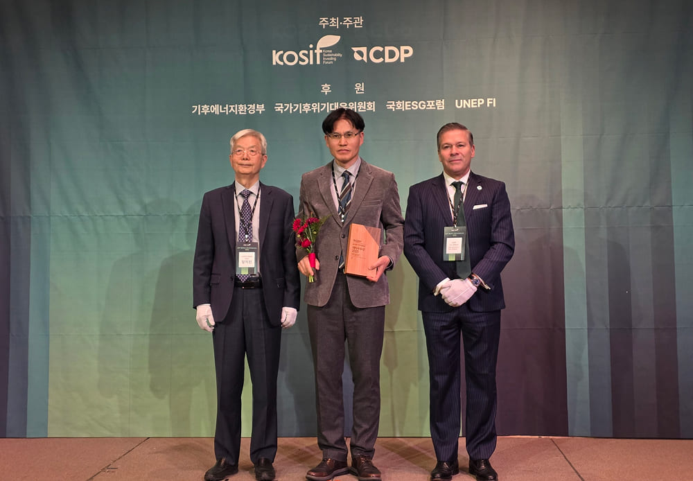 삼성전기 최종민 상무가 수자원부문 우수상을 수상받고 있다. 왼쪽부터 CDP한국위원회 장지인 위원장, 삼성전기 최종민 상무, CDP 호세 오르도네스 APAC 총괄대표.jpg