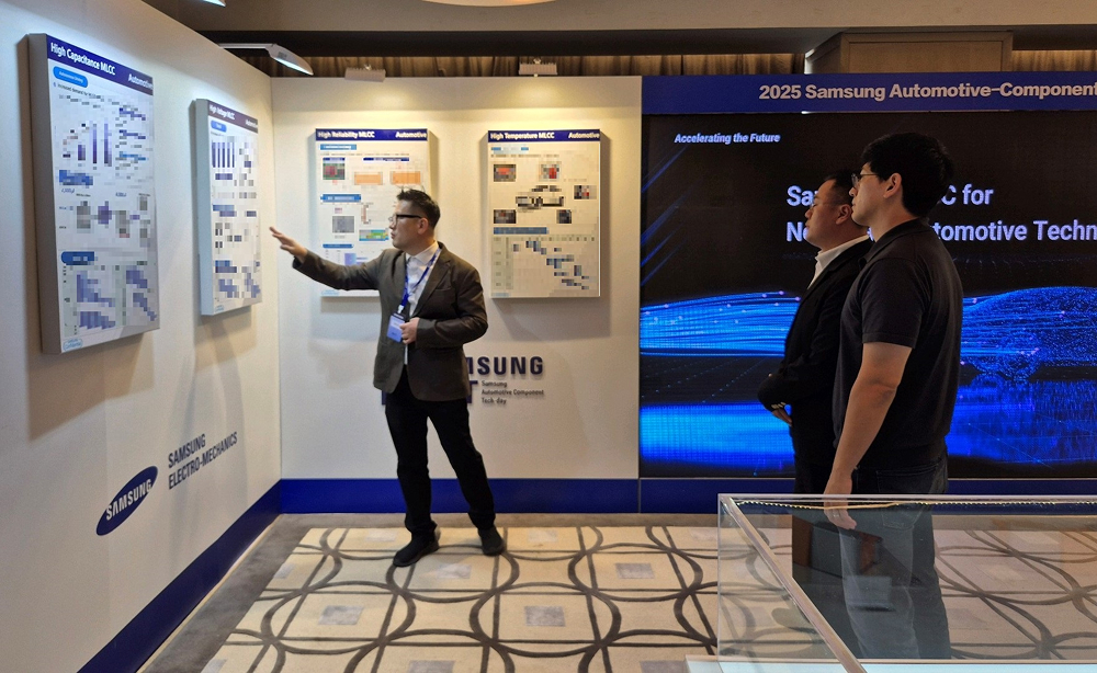 [참고사진]삼성전기 2025 SAT에서 직원이 고객에게 제품을 설명하고 있다.jpg