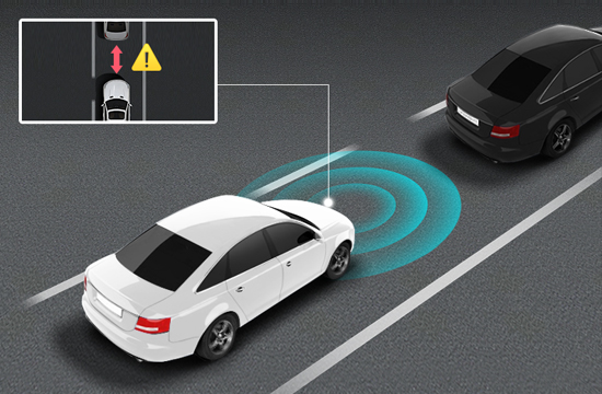 자동차에 설치된 Sensing Camera의 감지 성능을 통해 자동차 간의 간격을 안전하게 유지시켜주는 모습.
